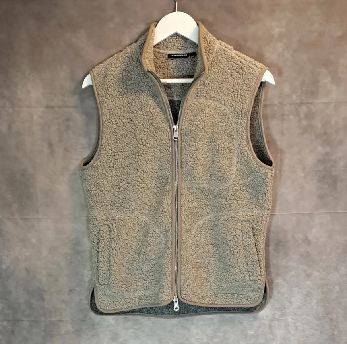 Beige/grå fleeceväst från J.Lindeberg