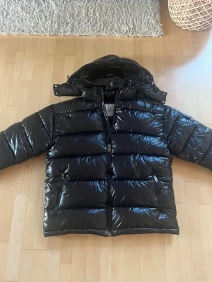 Moncler Jacka - Tjena, säljer nu min moncler jacka eftersom har skaffat en annan jacka! den är väldigt fint skick och har inga skador! Köpte den för 3,800 kr för två vintrar sen men den har inte använts lika mycket som jag trodde jag skulle använda den! Fråga gärna om ni har mer frågor!