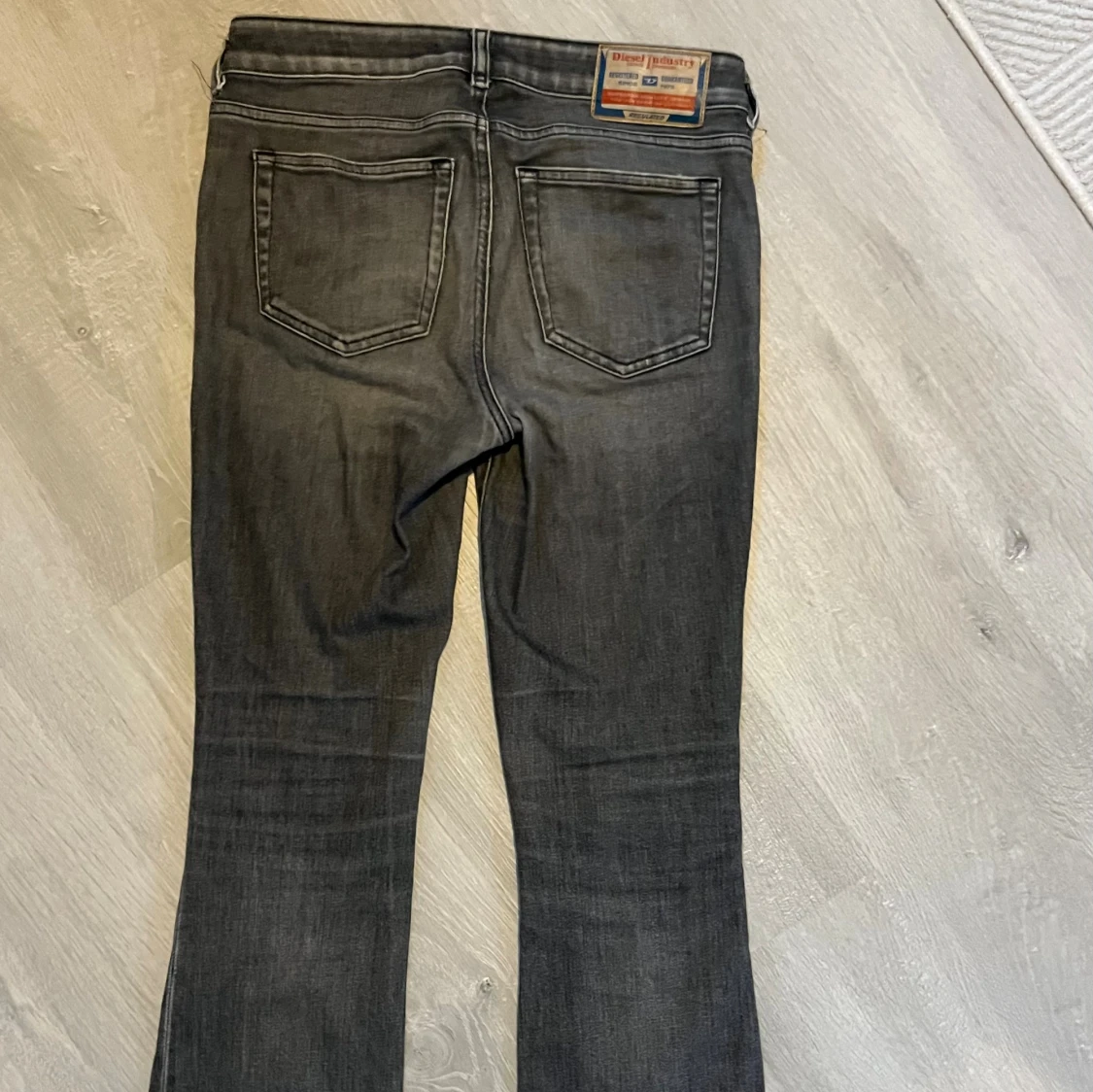 Gråa diesel jeans - 2