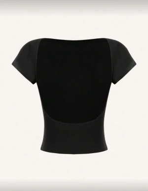 Svart topp med öppen rygg - Supersnygg svart topp med korta ärmar och en djup, öppen rygg. Toppen har en tight passform och är gjord i mjukt, stretchigt material som sitter skönt. Passar till allt. Säljer på grund av att den inte kommer till användning. Säljer även i röd och mörkblå. Kontakta mig för bilder eller frågor. Pris går att diskutera ❤️