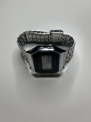 WR digitalklocka silver - Silver WR digitalklocka i bra skick men LCD-displayens saknar lite text eller siffror och man kan ändra storleken, pm vid intresse.