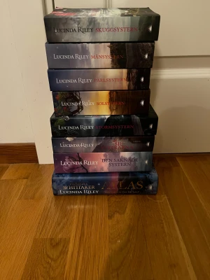 De sju systrarna-serien + Atlas: Historien om På Salt - De sju systrarna-serien av Lucinda Riley, inklusive Atlas: Historien om På Salt. Perfekt för dig som älskar episka berättelser, mysterier och starka karaktärer. Perfekt för unga vuxna samt vuxna. Hela serien kostar 600kr. Styckpris är 75kr. Priset på hela serien kan dock diskuteras‼️