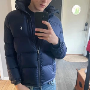 Ralph lauren jacka - Checka in resten av mina jackor!                   Mörkblå Ralph lauren jacka, riktigt snygg och perfekt till vintern. Är i bra skick, men vän använd och finns defekter. Storleken är XL ungdomsstorlek, men sitter som xs-S herrstorlek. Tveka inte med frågor!