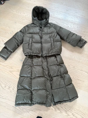 Två delad dunkappa från Boss  - Går att användas endast som väst, kappa eller båda tillsammans. 