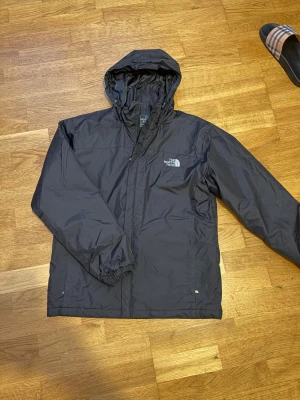 The North Face windbreaker jacka -  The North Face windbreaker jacka i mycket bra skick. Jackan håller dig varm och stilig samtidigt🔥💯 Liten i storlek, passar som L! Längd: 68cm Bredd: 53cm Priset kan diskuteras!