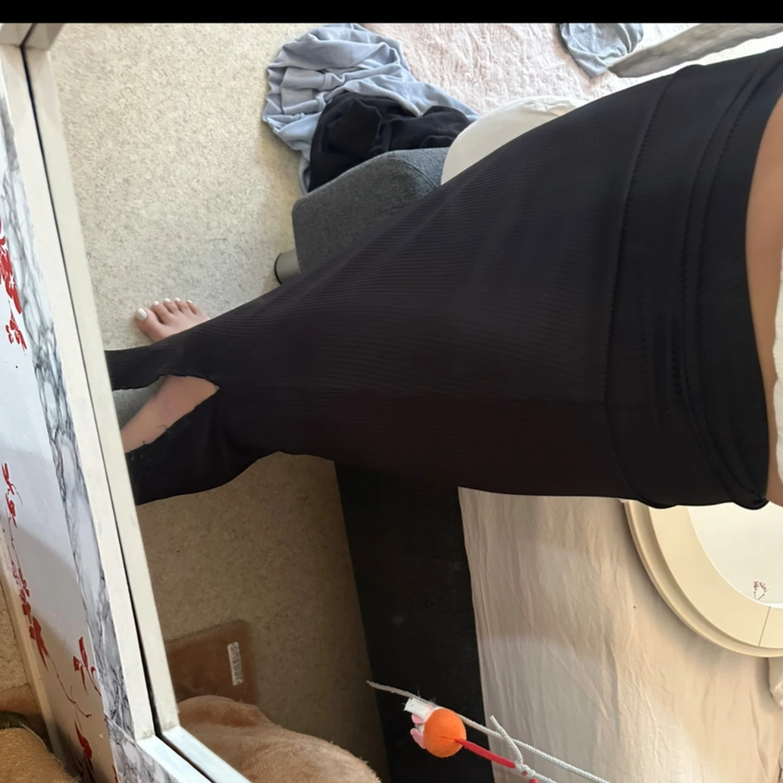 Svart ribbad långkjol med slits - 2