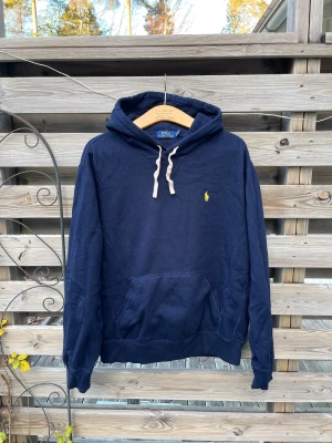 Ralph Lauren Hoodie  - Schysst Ralph Lauren Hoodie i storlek L. Snygg färg. Väldigt mjuk och i riktigt bra skick. Enda negativa är att den är lite skrynklig efter att ha legat vikt i en garderob men kan enkelt fixas! Hör gärna av er vid funderingar🙌🏻🙌🏻