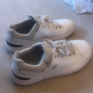 On cloudtec The Roger Advantage storlek 47 - Säljer dessa On cloud skor The Roger Advantage i storlek 47. Använda ett fåtal gånger 