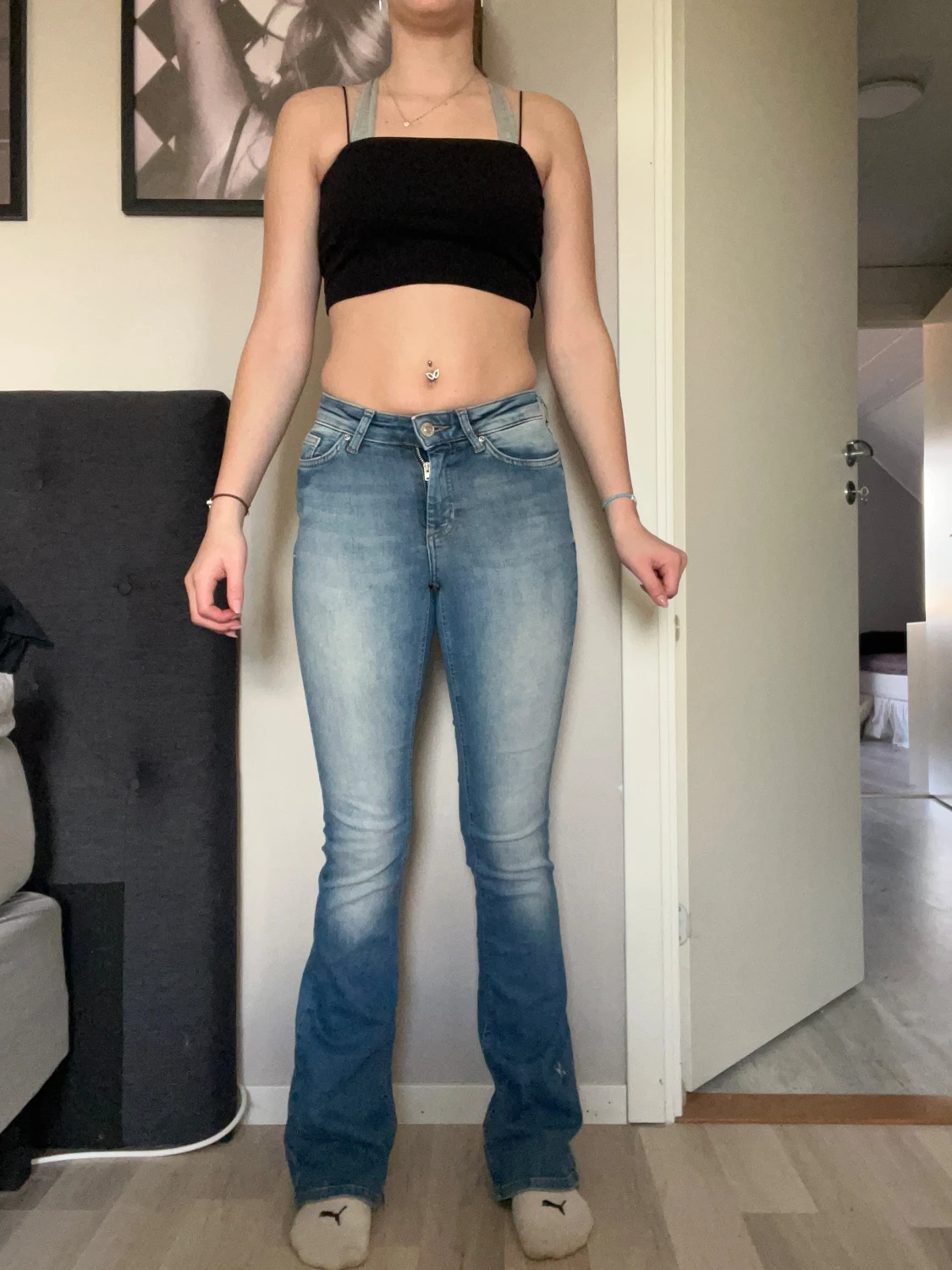 Bootcut ljusblå jeans med slitningar