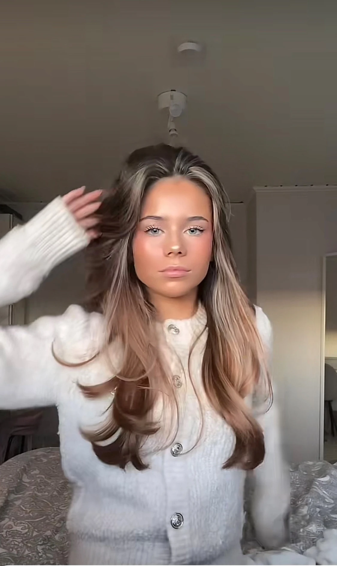 Vit stickad kofta med silvriga knappar - 1