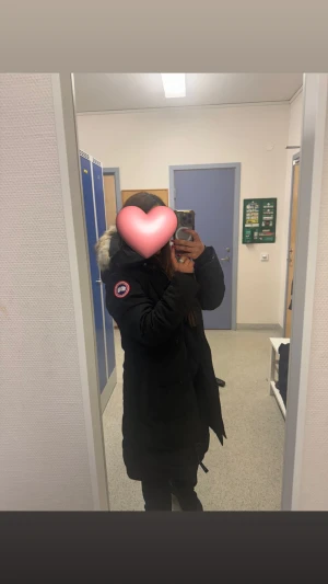 Shelburne canada goose - Säljer en svart lång dunjacka från Canada Goose. 4000kr 