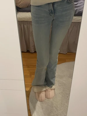 Ljusblå bootcut jeans - Säljer ett par ljusblå bootcut jeans från Gina, de har normalhög midja, klassisk femficksdesign och är tillverkade i mjukt jeansmaterial 💗knappt använda! ☺️