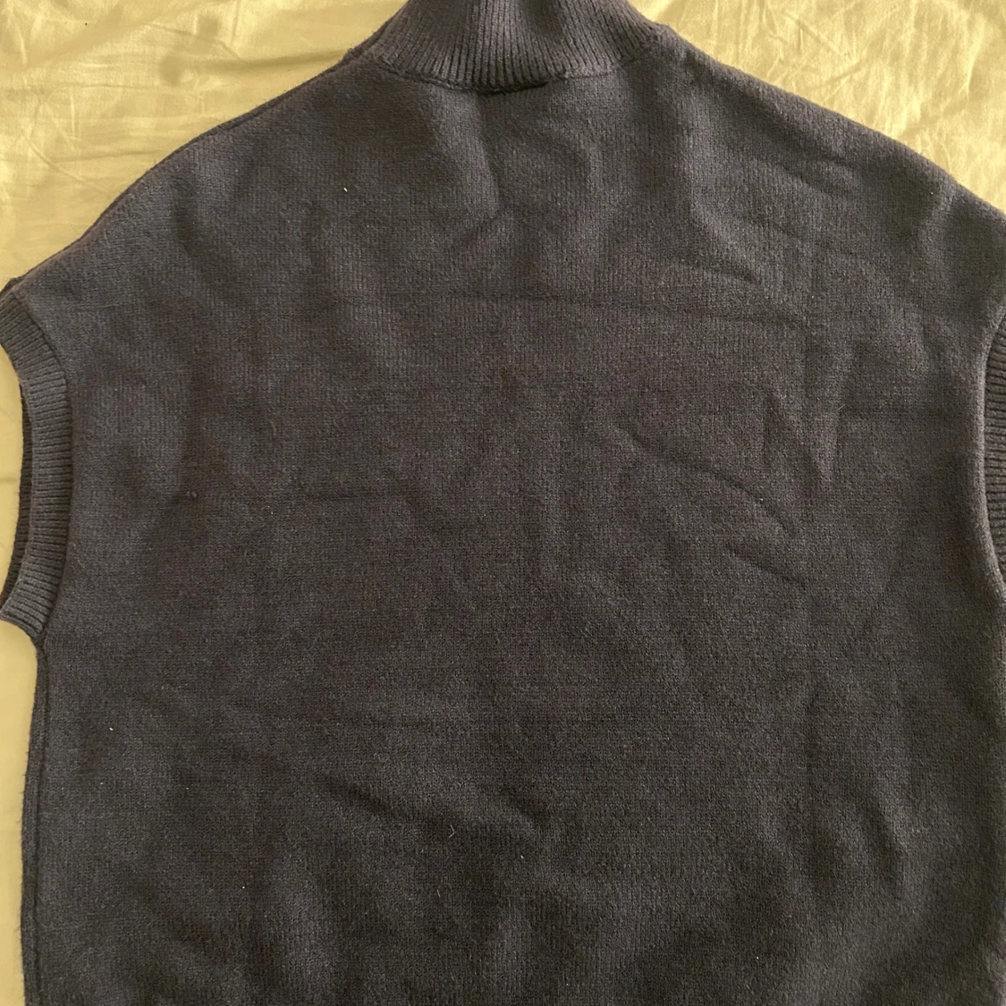 Mörkblå stickad tröja med polo - 1