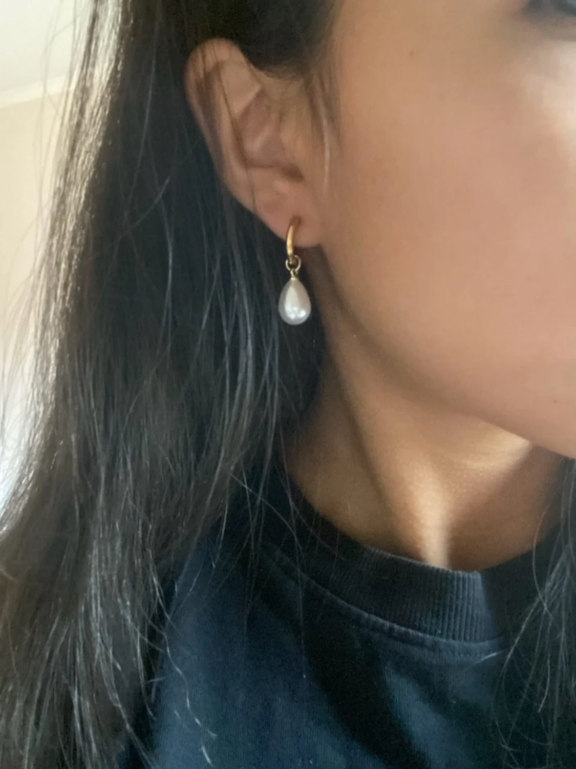 Guldiga örhängen med droppformade pärlor - 1