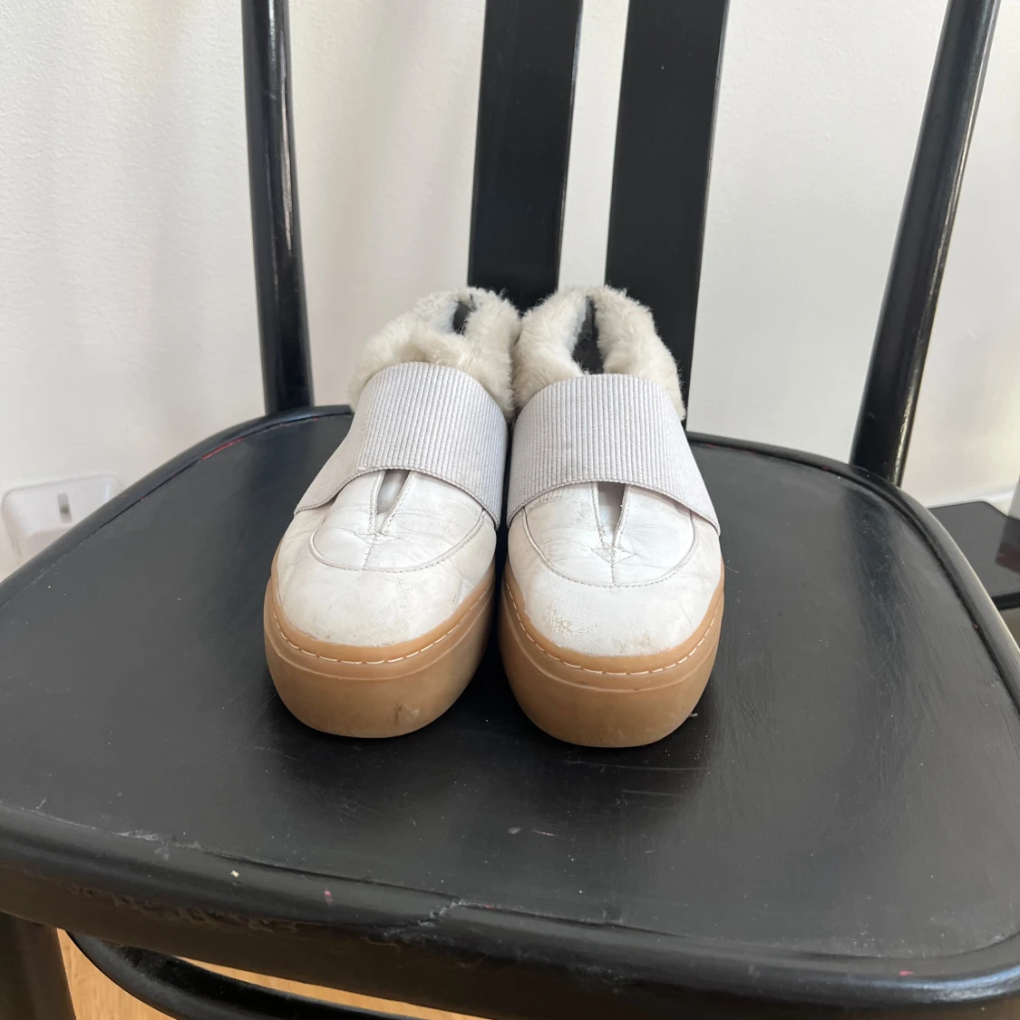 Vita sneakers med fuskpäls från Rodebjer - 3