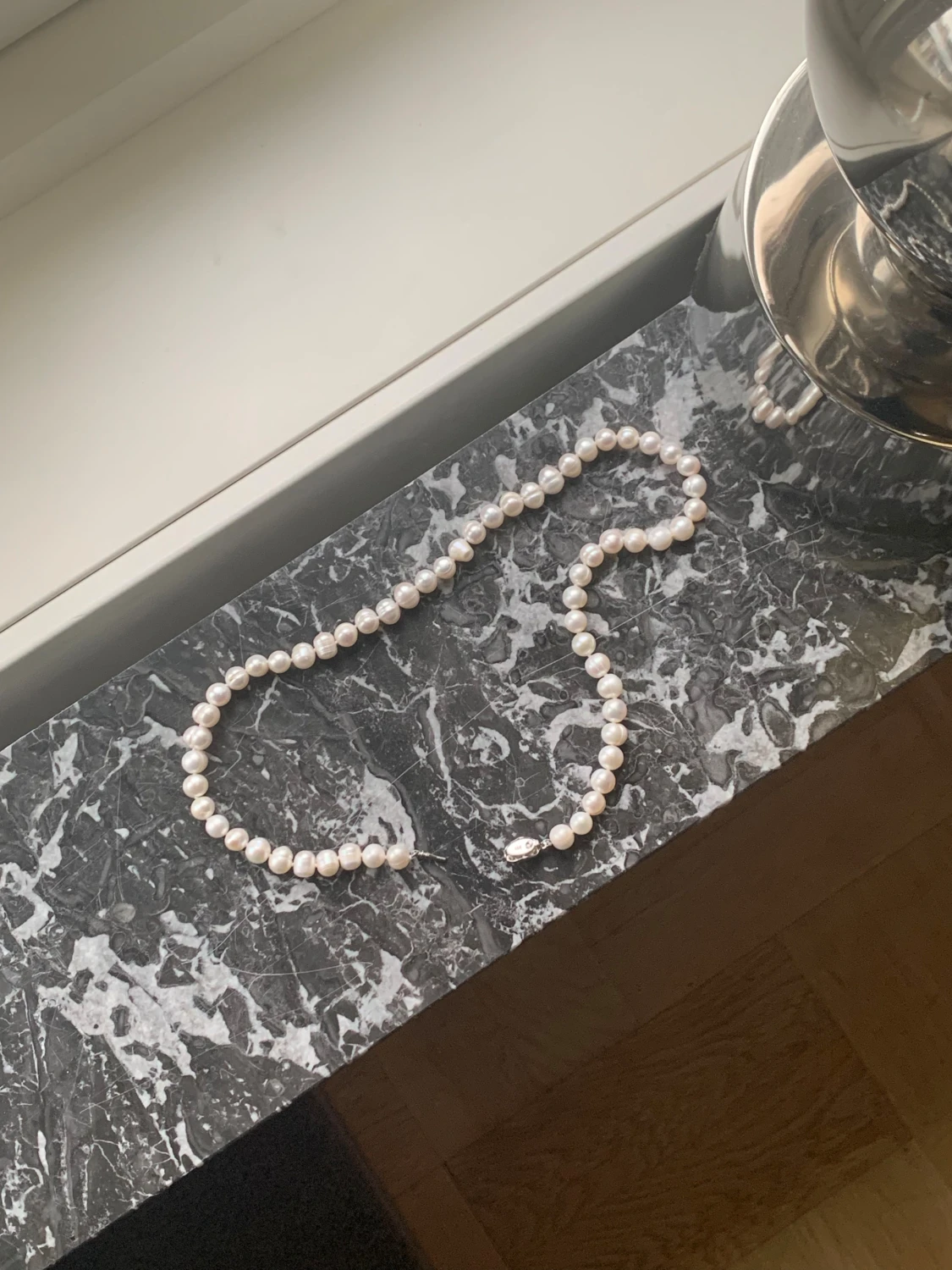 Klassiskt pärlhalsband med vita pärlor - 2