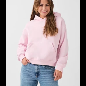 Slutsåld Gina Hoodie - Säljer min Gina tricot hoodie, väldigt bra skick, eventuellt lite ljusare efter att jag tvättat den men väldigt fin🩷