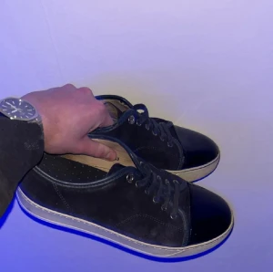 Lanvin Captoe (MÖRKBLÅ) - Tja säljer nu mina tvär feta lanvins. Dom är mörkblå och passar till alla outfits! Sjukt bra skick utan defekter. Inget og ingår. Byten kan vara intressant. Fraktar eller möts upp i Stockholm! MVH 