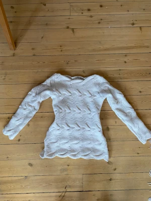 Vit stickad tröja från Esprit🥳 - Säljer en vit stickad tröja från Esprit i storlek L, dock skulle jag uppskatta den mer som en M. Tröjan har ett chunky flätmönster över hela och är långärmad med boatneck. 