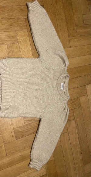 Beige stickad tröja från ONLY - Säljer en mysig beige stickad tröja från ONLY i storlek M. Tröjan har rund hals, ribbade muddar och långärmade ärmar 🥹🥹