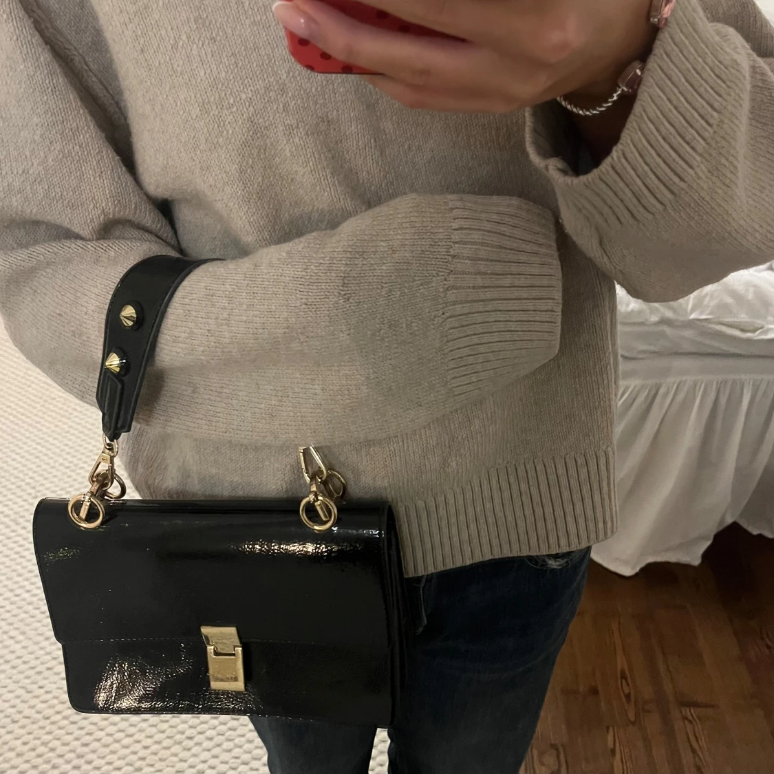 Svart väska med guld nitar 