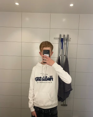 Vit hoodie från Hollister XS - Jag säljer en riktigt fet hollister hoodie🙌||XS men passar S|| Modellen är 174cm|| Kontakta mig om fler frågor😉