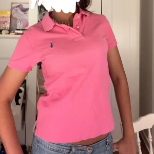 Rosa pikétröja från Ralph Lauren🩷🩷 - As cool rosa pikétröja från Ralph Lauren, (äkta) den är i stl M i barn storlek!! Så sitter som en xs och ger en jötte snygg passform!🩷🩷