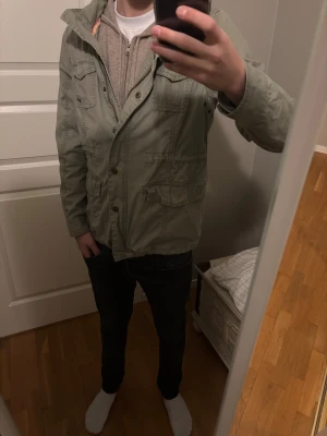 Field jacka - Mycket fint skick, använd ett fåtal gånger. Modellen är 183 cm och väger 70kg ungefär så den passar dig som är mellan 178-185 cm! Hör av dig vid minsta lilla fundering, mvh!