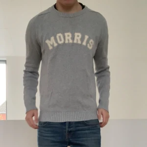 Grå Morris tröja - Säljer en sjukt fet Finstickad Tröja från Morris. Tröjan är i en grå färg som passar allt och den har en perfekt passform. Storleken på tröjan är M och hör gärna av er vid frågor eller funderingar!!