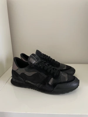 Valentino Rockrunner skor  - Säljer nu dessa Valentino rockrunner skor, skriv för fler bilder/frågor🙌🏼