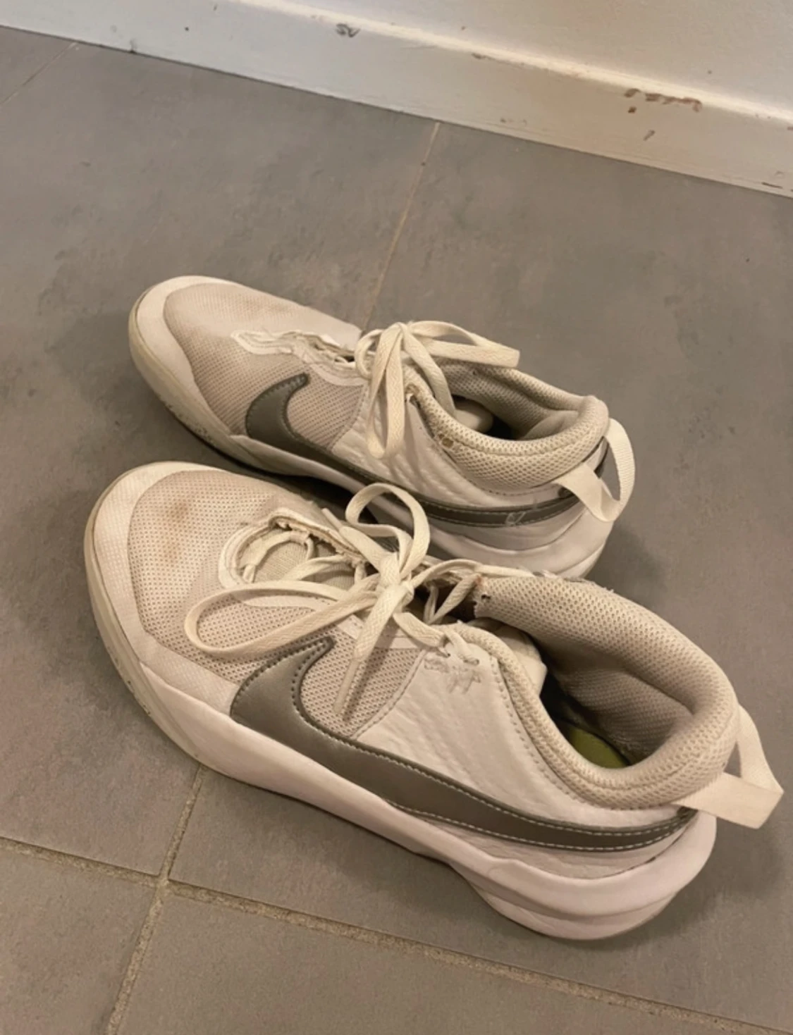 Vita sneakers med silverdetaljer - 1