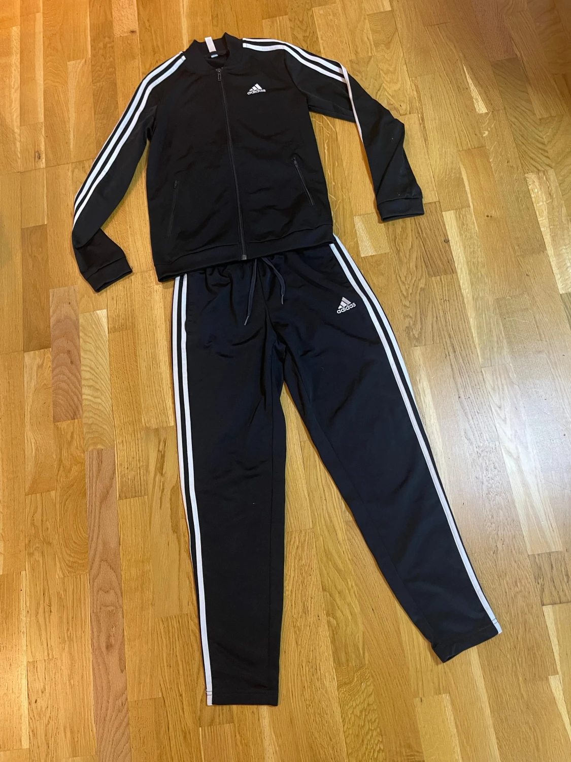 Svart Adidas set med vita ränder