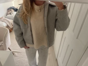 Grå kort kappa - Grå kort kappa från NAKD!! Så fin verkligen