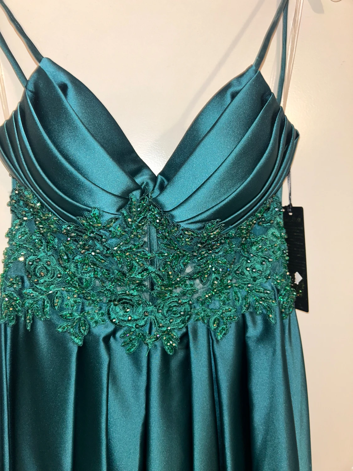 Grön långklänning med spetsdetaljer - 1