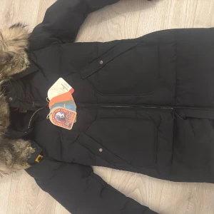  Parajumpers puffer Long Bear - Säljer nu en superfina Parajumper jacka i storlek Y-M. Det är modellen longbear. Jackan är nya aldrig använd!