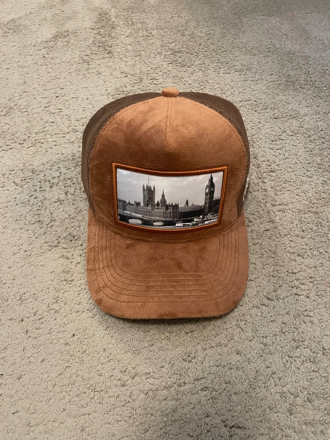 Ljusbrun pianotti keps i sammet 