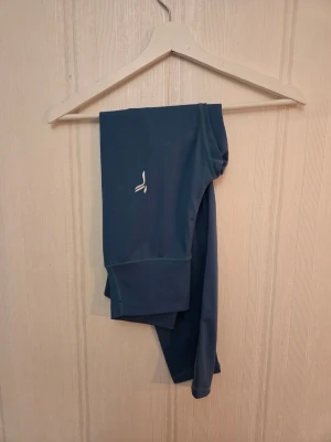 Blå träningsleggings från Famme - Snygga blå leggings från Famme/fabletic perfekta för gymmet eller löpning. Diskret logga på benet, nypris ca 700kr. Stl S