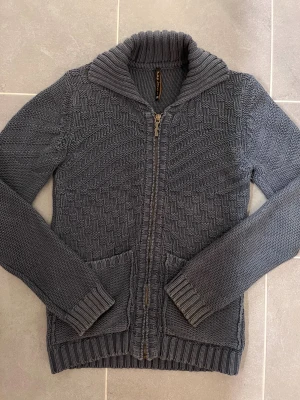 Nudie Jeans Cardigan - Säljer denna extremt sällsynta cardiganen från Nudie Jeans, den är i toppen skick, storleken är XS men passar mer som en S, hör av dig vid frågor eller andra funderingar!