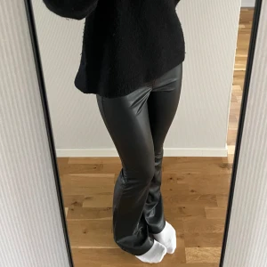 Skinnbyxor - Snygga skinnbyxor från h&m! Slutsålda i storlek 32,34,36! 💓 Modellen ”high flare jeans. Är i storlek 36, Jag är 174! Prislappen kvar, nypris 200kr men höjt priset pågrund av att dom är slutsålda! 💓 Hör av er om ni är intresserade 💓