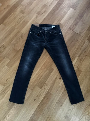 Svarta skinny jeans från Dondup - Snygga svarta jeans från Dondup med diskret tvättad look och klassisk femficksdesign. Modellen är skinny med smal passform och har en metall-D detalj vid bakfickan. Jeansen är tillverkade i stretchig denim för extra komfort.