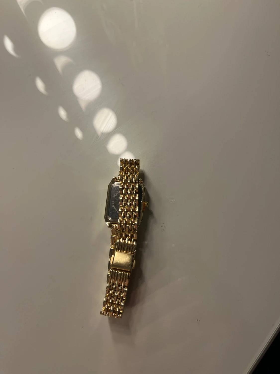 Guldfärgad fyrkantig klocka  - 2