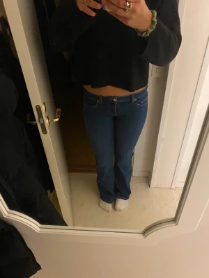 Blåa lågmidjade jeans från hm - Har inte använt så många gånger. Säljer för att de tar lite plats i garderoben. 
