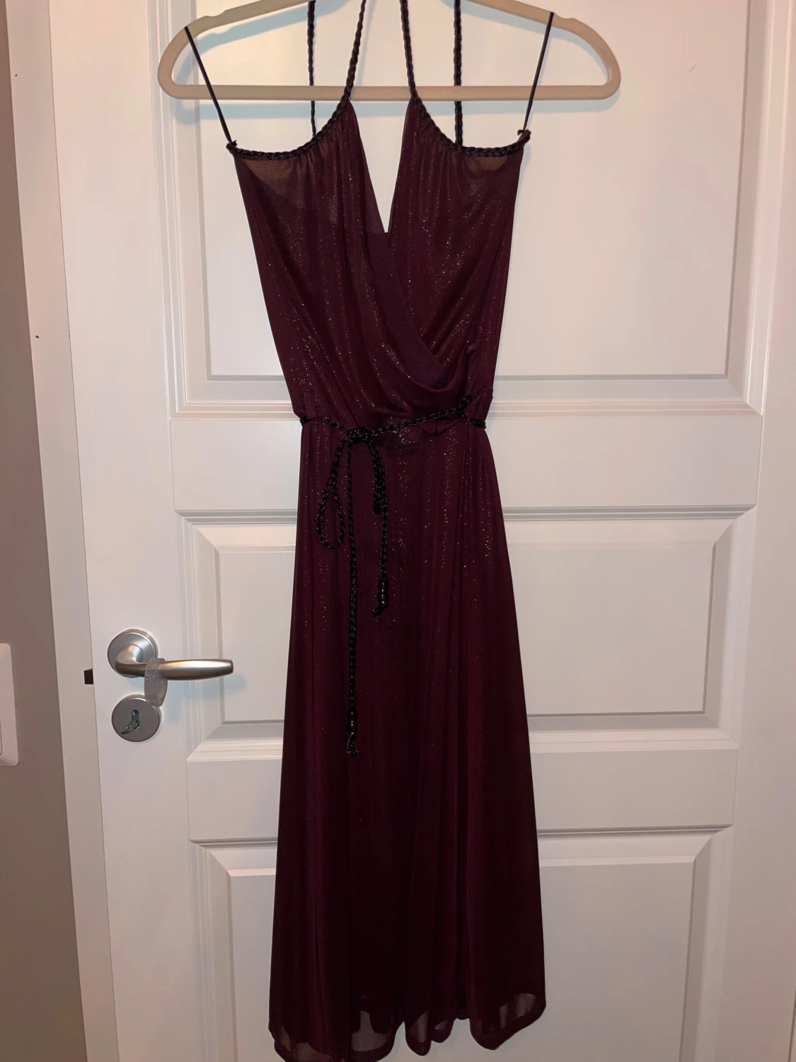 Vinröd glittrig långklänning med knyt - 3