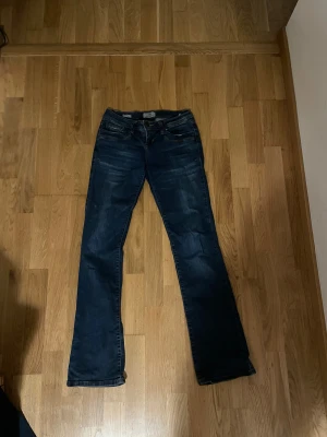 Mörkblå bootcut jeans från LTB - Snygga mörkblå jeans från LTB, modell Valerie. Klassisk femficksdesign med kontrastsömmar och bootcut-ben. Pris kan diskuteras vid snabb affär! (Bildens färg är missvisande, de är ljusare!)❤️