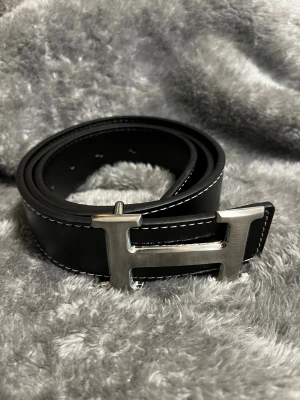 Snyggt svart H bälte - Snyggt svart H bälte i läder, aldrig använt, skriv vid frågor