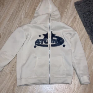 Y2k 4tune hoodie - Tvär snygg y2k 4tune hoodie som är fullzip Skriv för mer info/bilder Knappt använd M men passat S också   Nypris:750kr