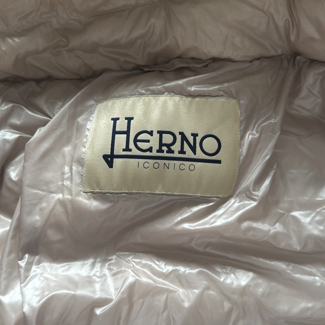 Ljusbeige dunjacka från Herno - 2