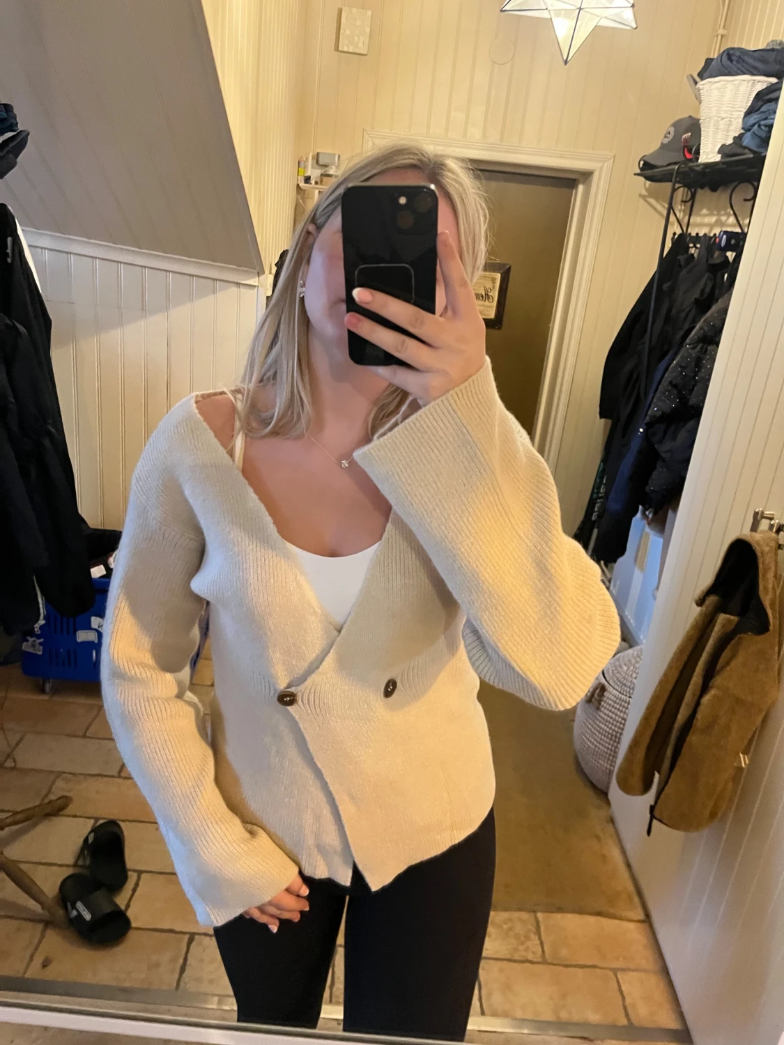 Beige stickad kofta med knappar - 2