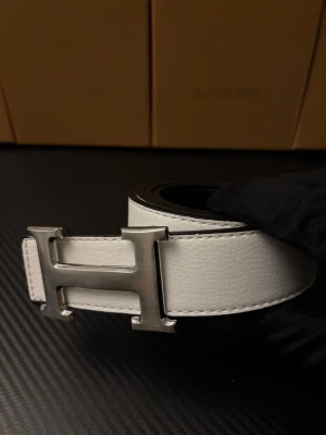 Herm3s bälte  - Den är 2 sidig och kommer med borr och armband 