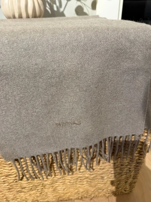 Lanvin halsduk - Söker du efter en snygg halsduk nu inför vintern och våren så har du kommit rätt, en ljusbeige halsduk från lanvin i otroligt bra skick (nyskick) för endast 499 kr (ny pris 1299kr)